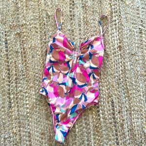 L Space One Piece in floral print 💜🩷💜🩷Size MEDIUM
